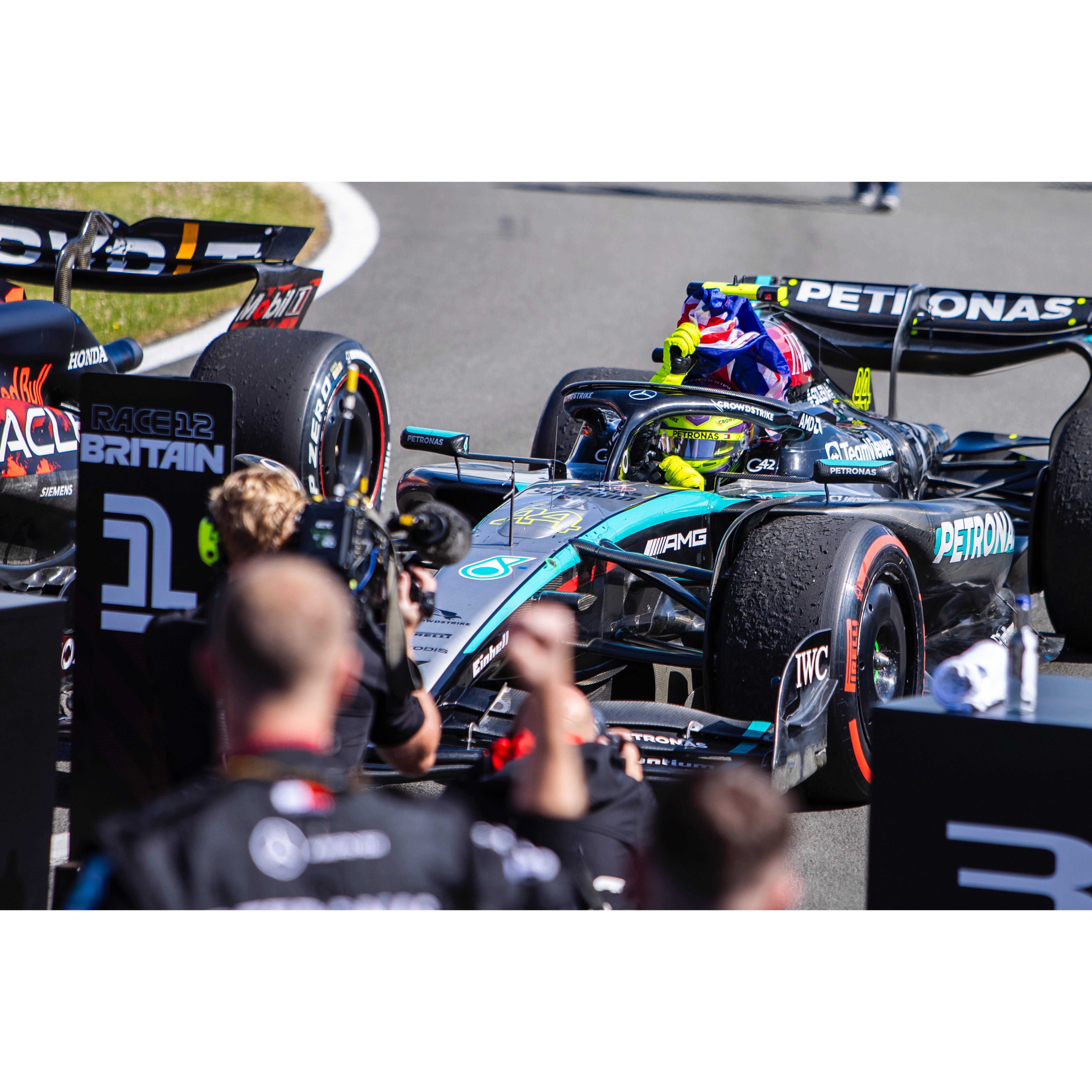 红牛车队力克红牛二队，汉密尔顿惊艳四座的简单介绍