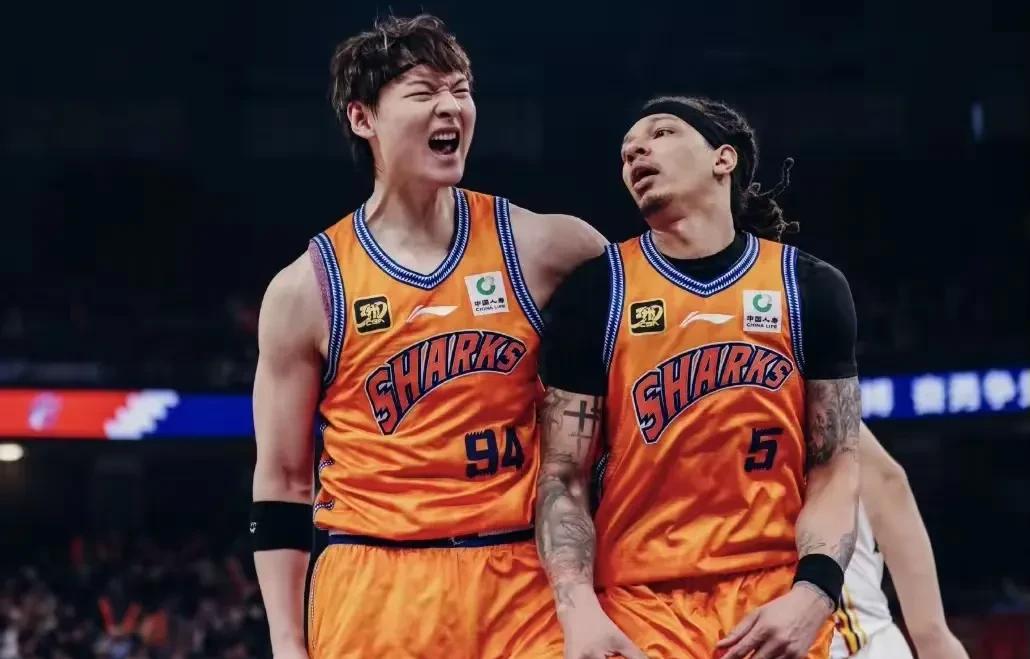 广东队碾压江苏队,约基奇刷新纪录 广东队碾压江苏队,约基奇刷新纪录