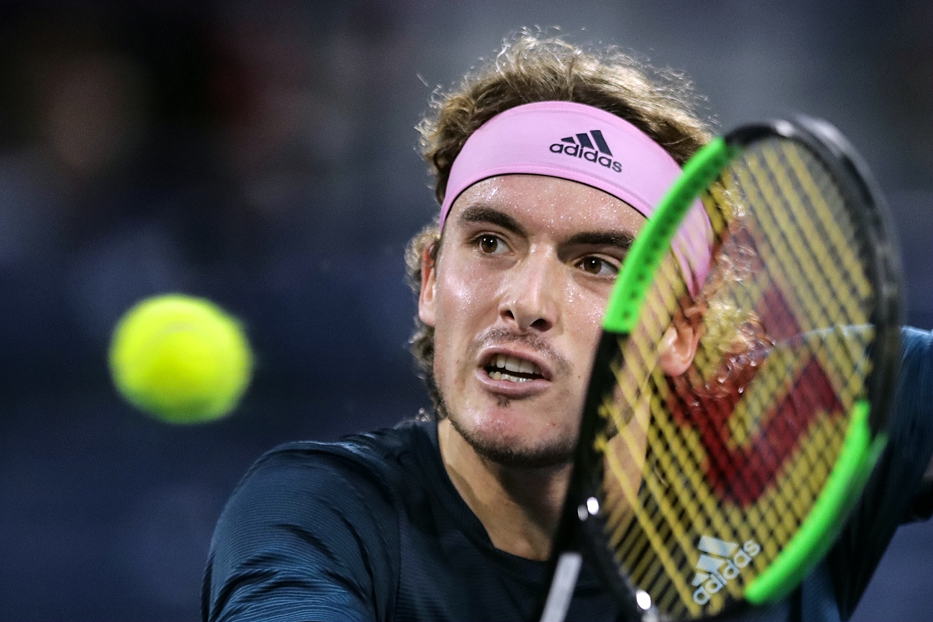 包含温网鏖战年终总决赛，西西帕斯高光表现的词条