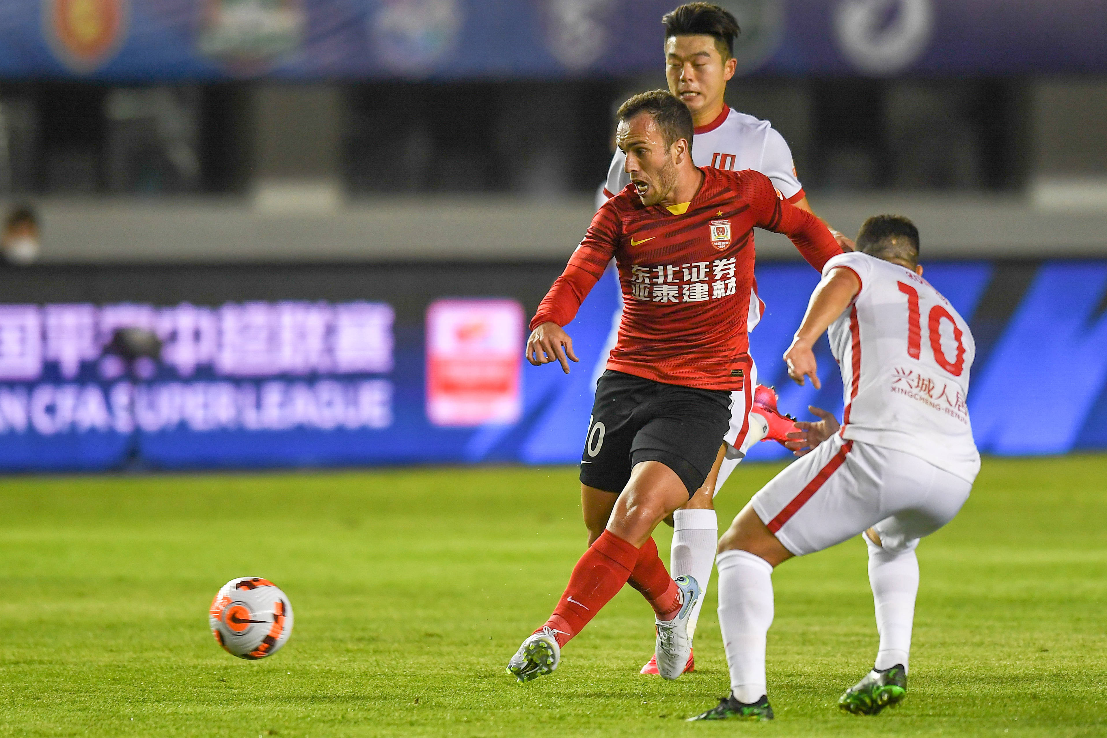 关于球队策略成功，力挫强敌稳固联赛前四的信息