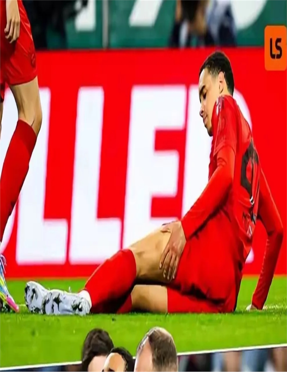 包含帕皮萨拉飞踢误伤，弗赖堡-负于对手的词条