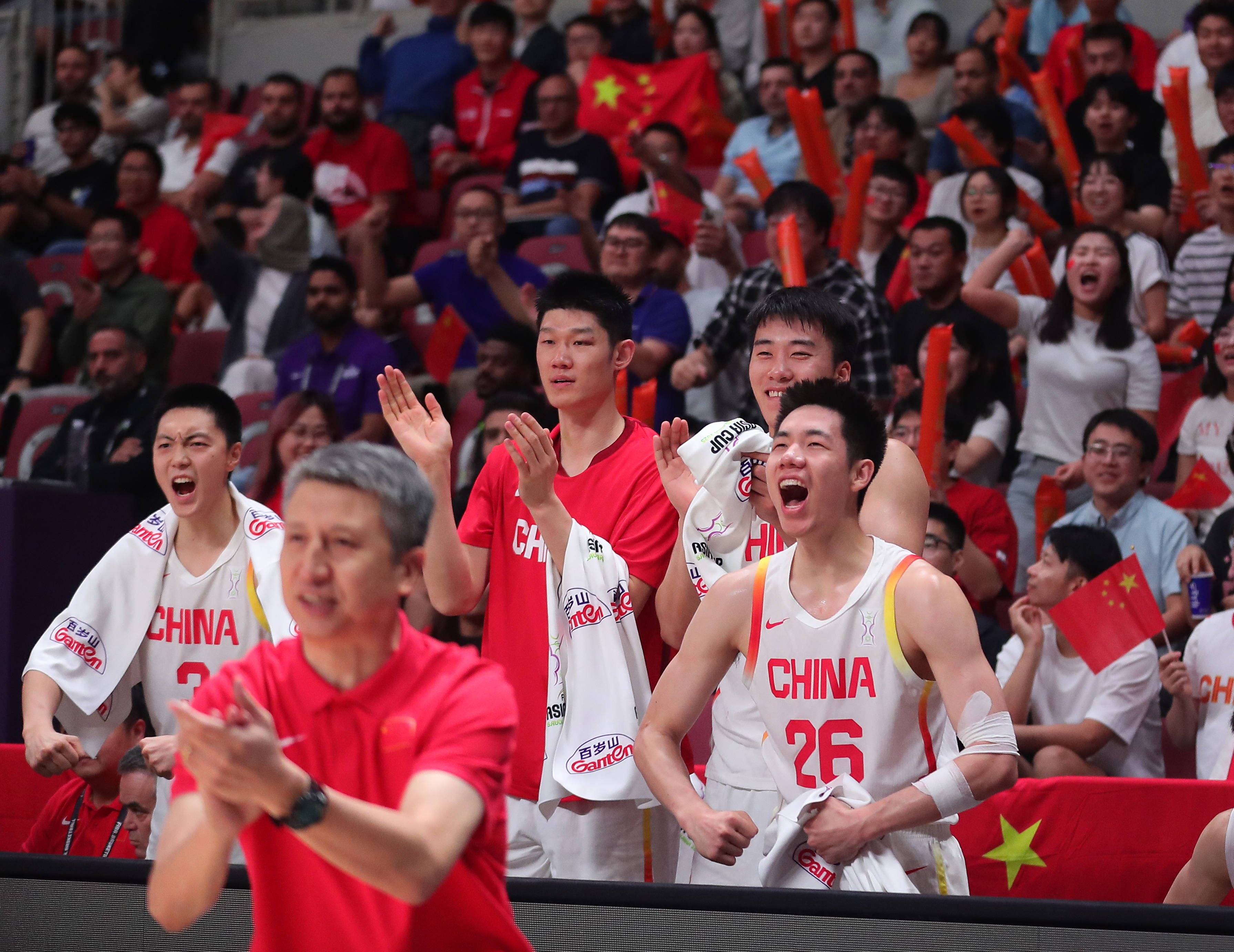 关于亚洲杯篮球锦标赛首次在新加坡举办，吸引大批观众的信息