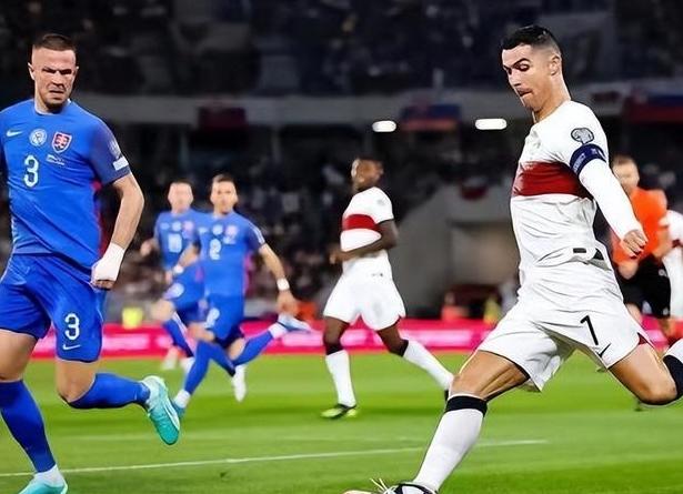 包含西班牙轻松战胜波兰，稳坐小组榜首位置的词条