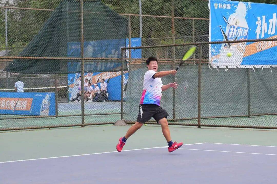 关于网球比赛选手气势如虹，乘胜追击的信息