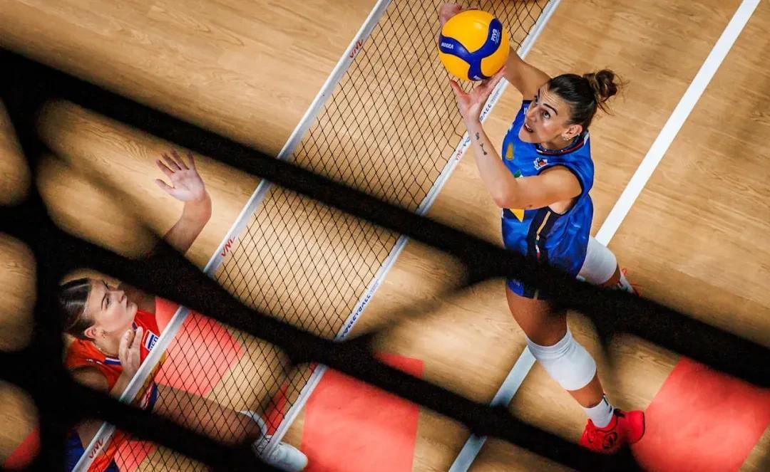 包含排球比赛中，意大利选手表现出色成功晋级的词条