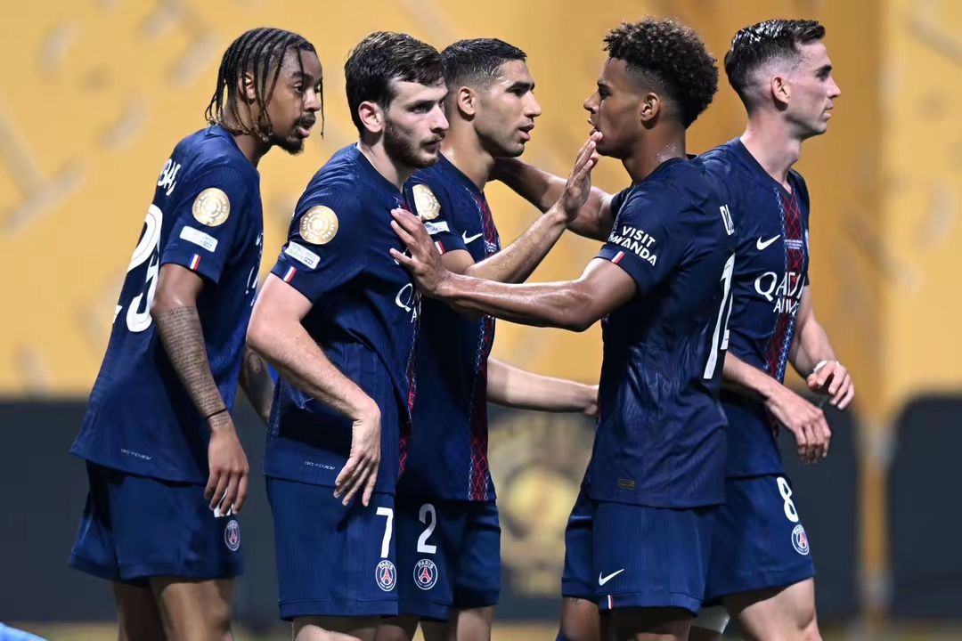 包含巴黎圣日耳曼客场告捷，继续领跑联赛的词条