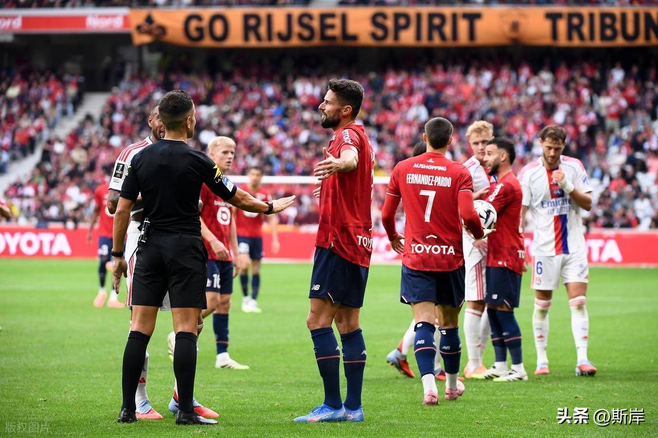 包含巴黎圣日耳曼客场告捷，继续领跑联赛的词条