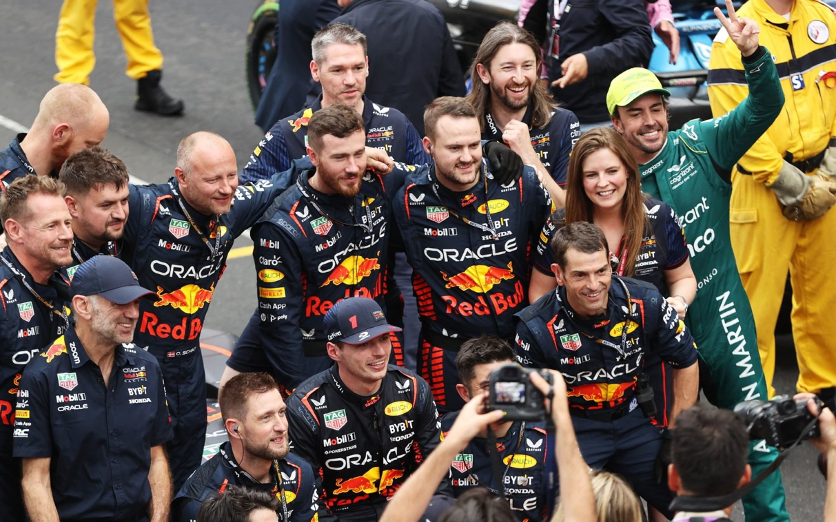 包含迈凯伦力克红牛车队，阿隆索刷新纪录的词条