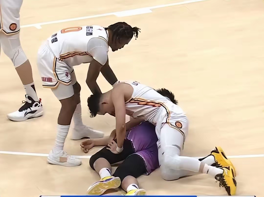 人防守端表现尴尬，球迷失望心寒的简单介绍