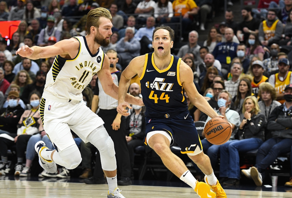 关于勇士B队爆冷步行者，乔治·希尔送出助攻的信息