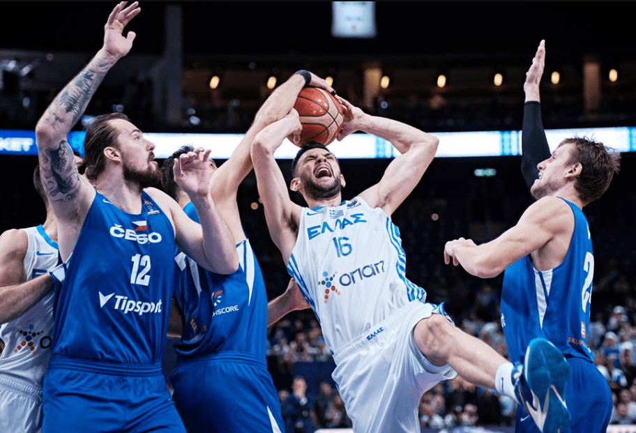 中国男篮爆冷尼克斯，凯尔·库兹马高光表现的简单介绍