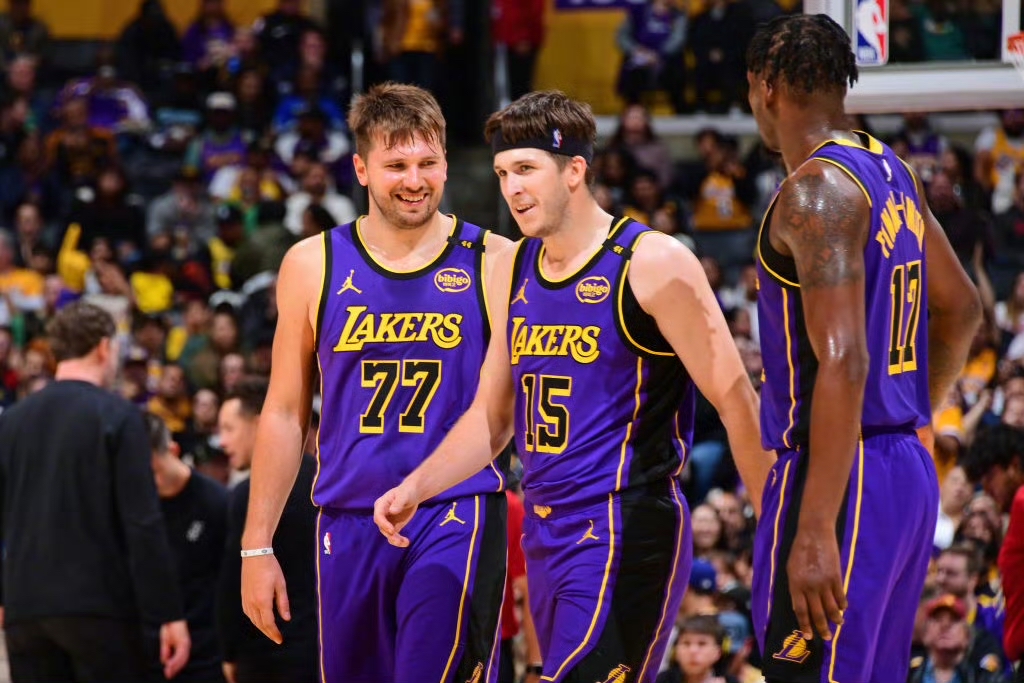 湖人B队血洗凯尔特人,萨姆·米切尔三分雨点燃全场的简单介绍 湖人B队血洗凯尔特人,萨姆·米切尔三分雨点燃全场的简单介绍