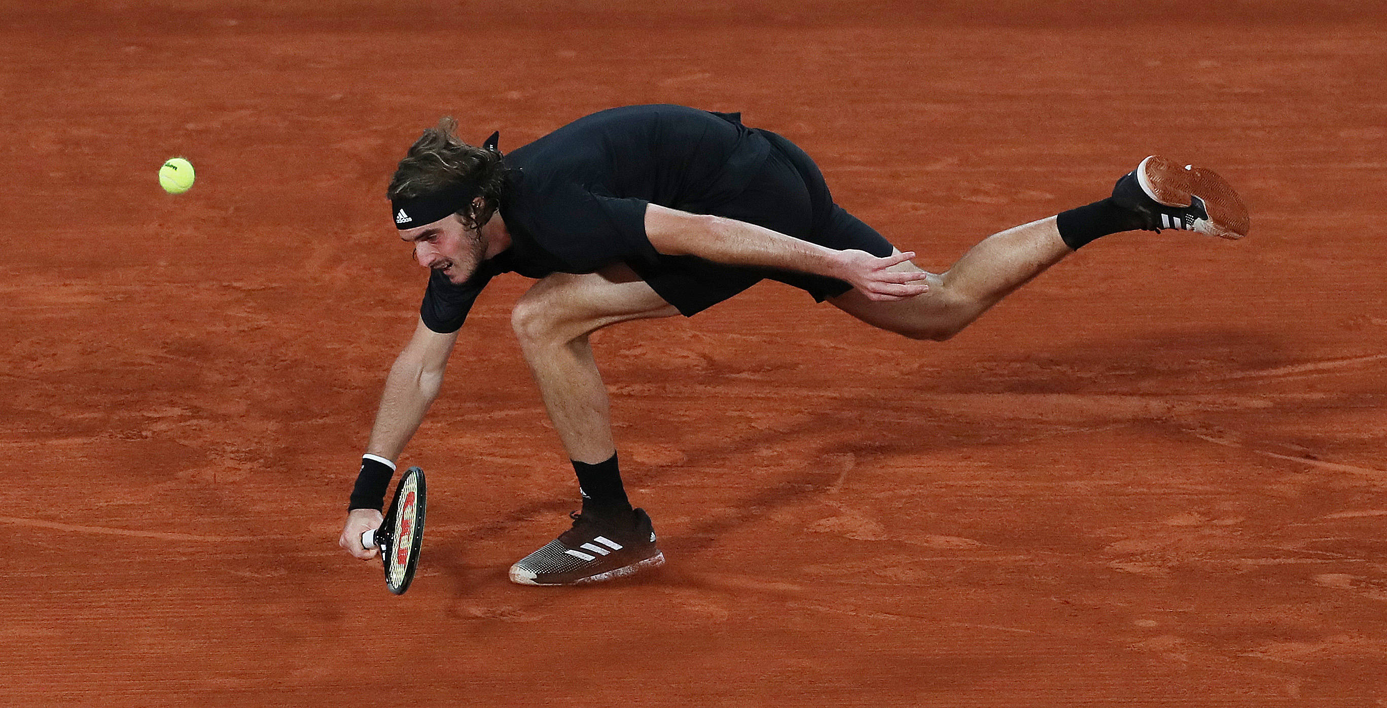 包含英国网球队翻盘法国网球队，西西帕斯高光表现的词条